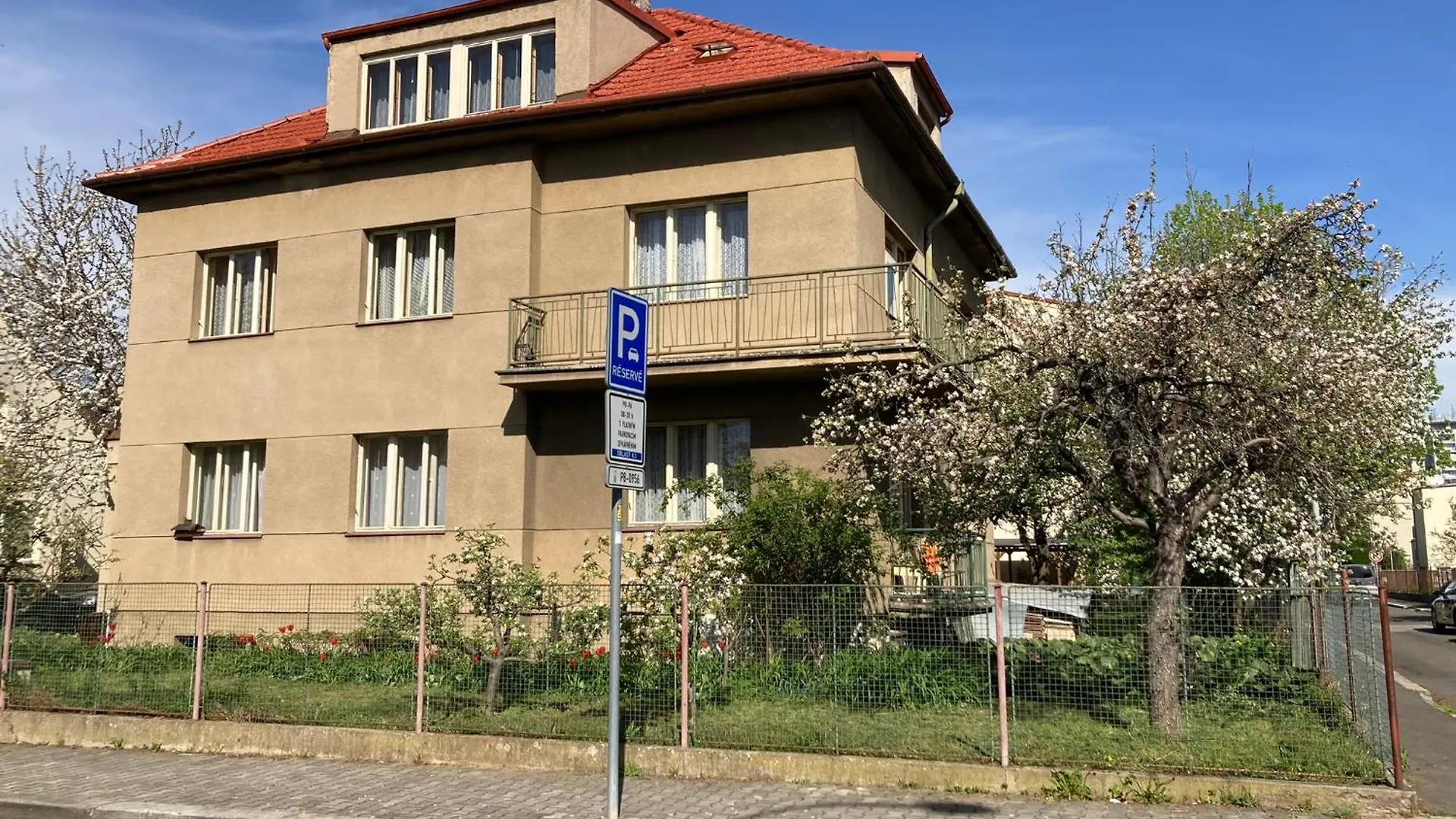 Spacious Apartment - Free Parking! Praga
